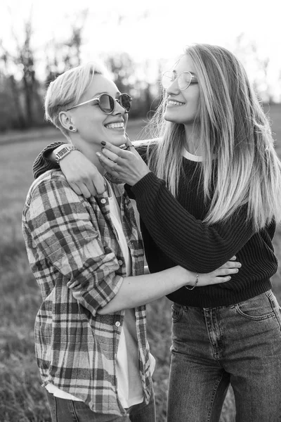 Dos Hermosas Mujeres Pasan Tiempo Juntas Aire Libre Blanco Negro — Foto de Stock