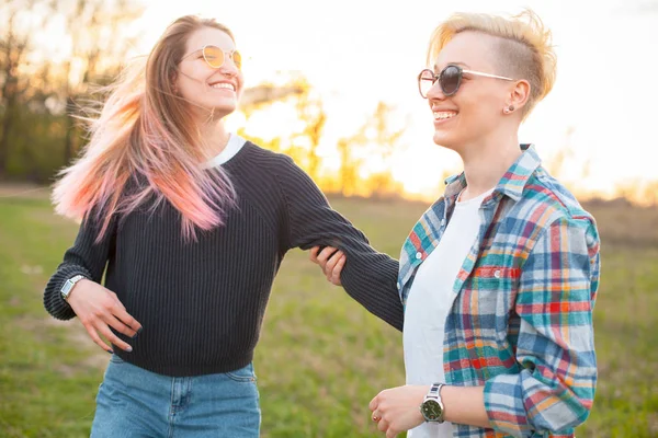 Deux Jolies Jeunes Femmes Marchant Sur Champ Vert — Photo