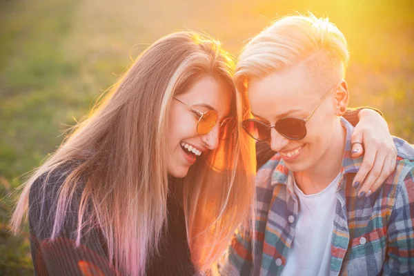 Duas Jovens Mulheres Sentadas Campo Verde Pôr Sol — Fotografia de Stock