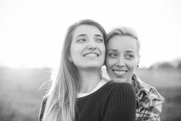 Duas Mulheres Bonitas Abraçadas Livre Pôr Sol Preto Branco — Fotografia de Stock