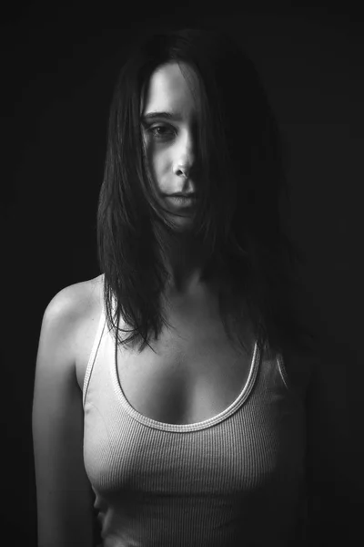 Портрет Юної Жінки Низький Ключ Чорно Білий — стокове фото