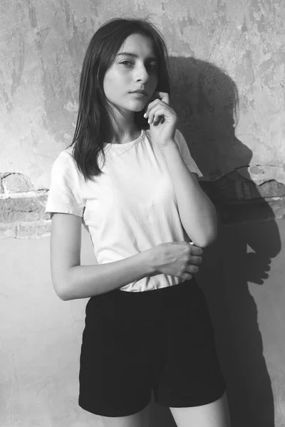 Красивая Молодая Женщина Стоящая Стены Черное Белое — стоковое фото