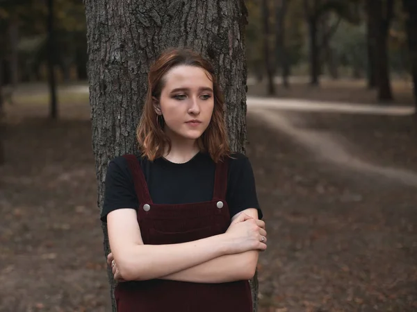 Jonge Vrouw Het Park Bij Avond — Stockfoto