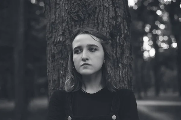 Μια Νεαρή Γυναίκα Στέκεται Κοντά Στο Δέντρο Μαύρο Και Άσπρο — Φωτογραφία Αρχείου