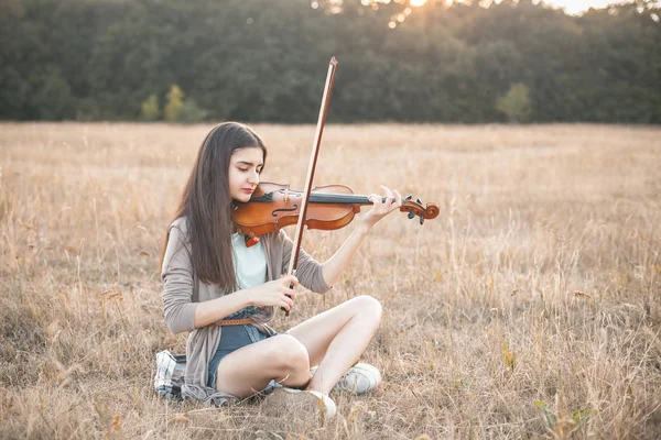 Привлекательная Женщина Играющая Скрипке Поле — стоковое фото
