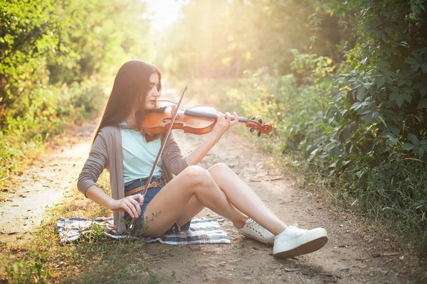 Giovane Donna Che Suona Violino Nella Foresta — Foto Stock