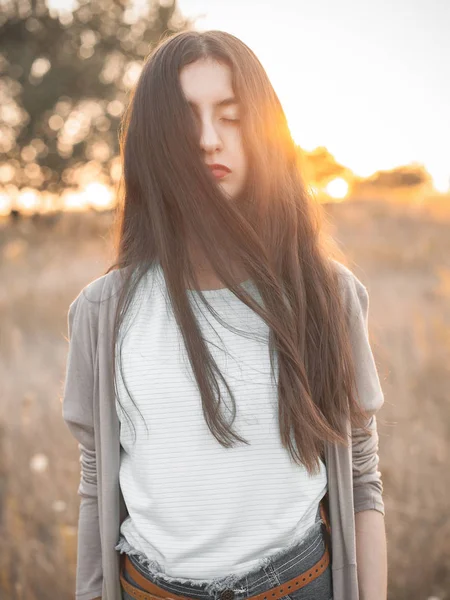 Porträt Eines Mädchens Mit Geschlossenen Augen Freien Bei Sonnenuntergang — Stockfoto