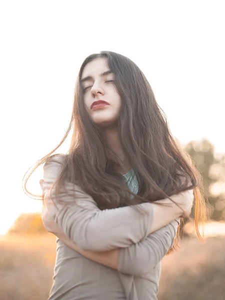 Retrato Uma Jovem Mulher Doce Com Olhos Fechados Livre Noite — Fotografia de Stock