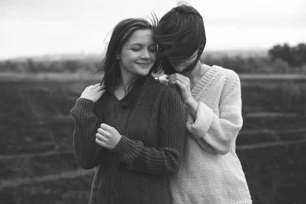 Two Young Women Walking Outdoors Cloudy Weather Black White Low — Stock Photo, Image