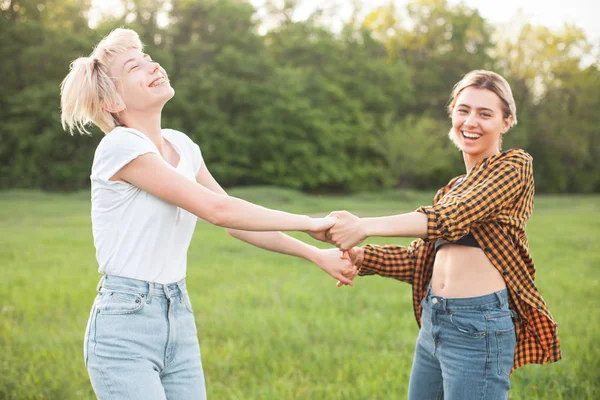 Duas Raparigas Bonitas Passam Tempo Juntas Greenfield Melhores Amigos — Fotografia de Stock