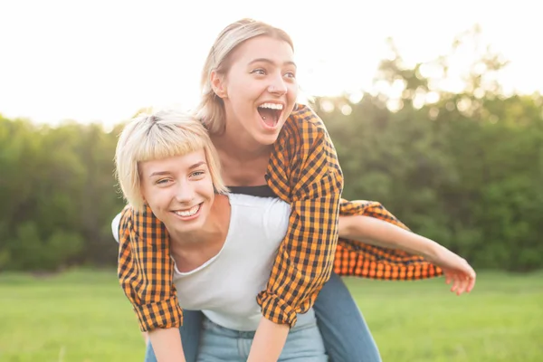 Dvě Veselé Mladé Ženy Baví Zeleném Poli Nejlepší Kamarádi — Stock fotografie