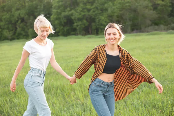 Dos Chicas Caminando Aire Libre Mejores Amigos —  Fotos de Stock
