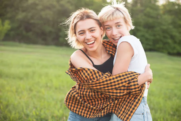 Deux Belles Filles Passent Temps Ensemble Extérieur Meilleurs Amis — Photo