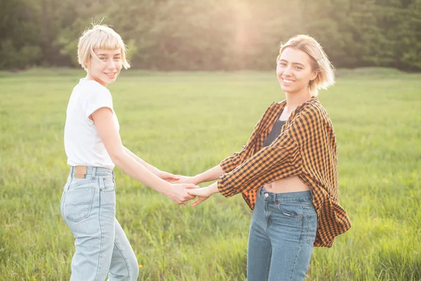Duas Jovens Mulheres Alegres Divertindo Livre Sob Luz Solar — Fotografia de Stock