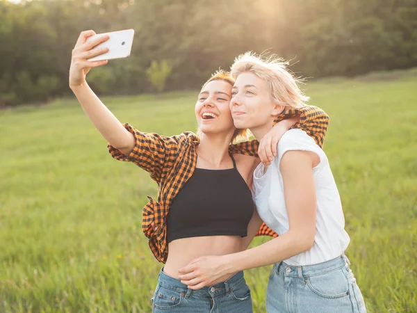 Dos Mujeres Jóvenes Alegres Haciendo Selfie Teléfono Inteligente Aire Libre —  Fotos de Stock