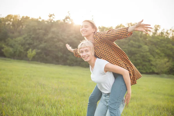 Zwei Fröhliche Junge Frauen Die Sich Freien Amüsieren Beste Freunde — Stockfoto