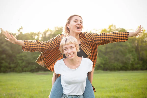 Δύο Χαρούμενες Νεαρές Γυναίκες Που Διασκεδάζουν Εξωτερικούς Χώρους Καλύτεροι Φίλοι — Φωτογραφία Αρχείου