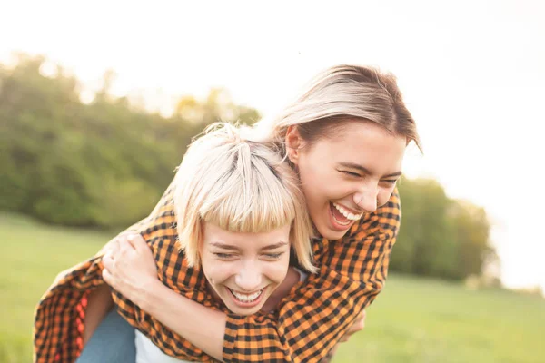 Deux Jeunes Femmes Gaies Qui Amusent Extérieur — Photo