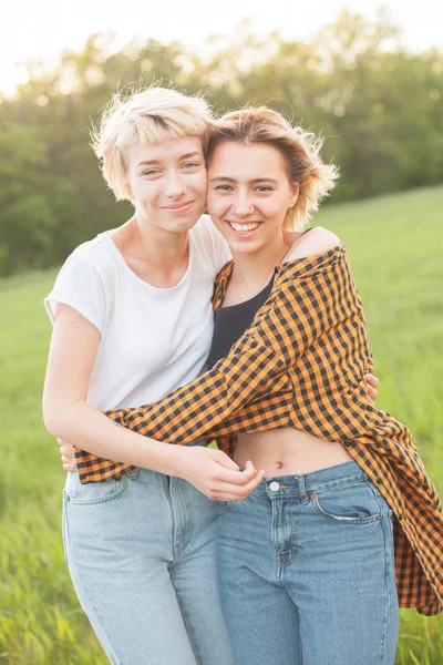 Duas Belas Mulheres Jovens Abraçando Livre Melhores Amigos — Fotografia de Stock