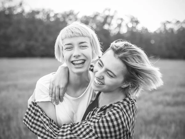 Deux Meilleurs Amis Embrassant Riant Extérieur Noir Blanc — Photo