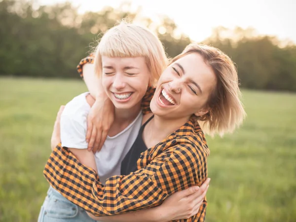 Dos Mejores Amigos Abrazándose Riendo Aire Libre —  Fotos de Stock