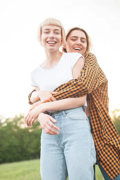 Dos Mejores Amigos Pie Aire Libre Abrazándose —  Fotos de Stock