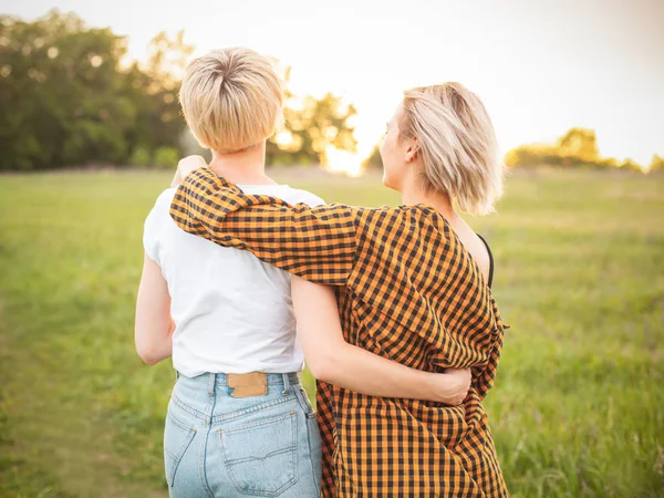 Due Migliori Amici Che Guardano All Orizzonte — Foto Stock