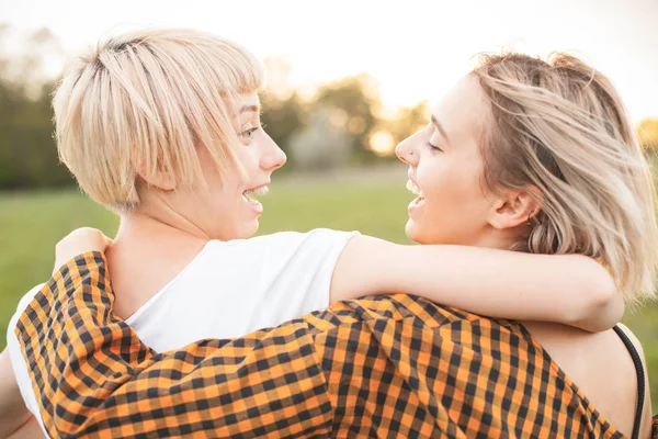 2人の親友は フィールド上に立って お互いを見て — ストック写真