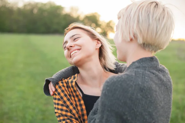 Zwei Beste Freunde Die Auf Dem Feld Stehen Und Spaß — Stockfoto