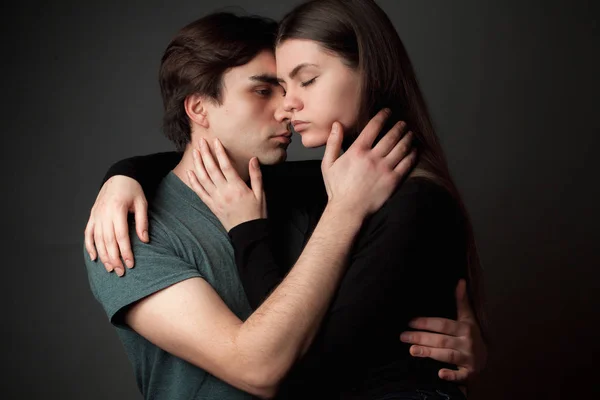 Jeune Homme Une Jeune Fille Embrassent Portrait Studio — Photo