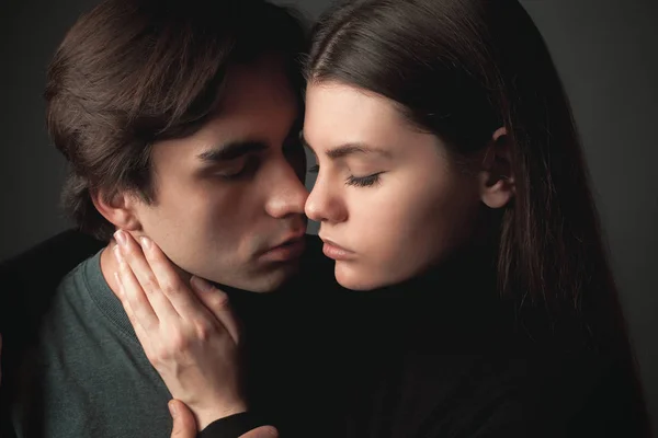 Jonge Man Jonge Vrouw Zijn Knuffelen Zwarte Achtergrond — Stockfoto