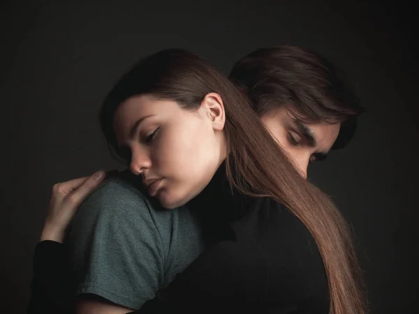 Ένας Νέος Άντρας Και Ένα Κορίτσι Αγκαλιάζονται Χαμηλό Πλήκτρο — Φωτογραφία Αρχείου