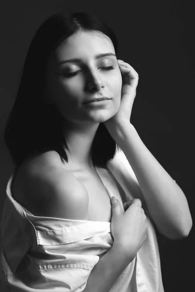 Junge Frau Weißen Hemd Schwarz Weiß — Stockfoto