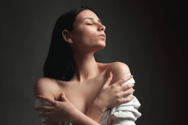 Νεαρή Γυναίκα Λευκό Πουκάμισο Γυμνούς Ώμους — Φωτογραφία Αρχείου