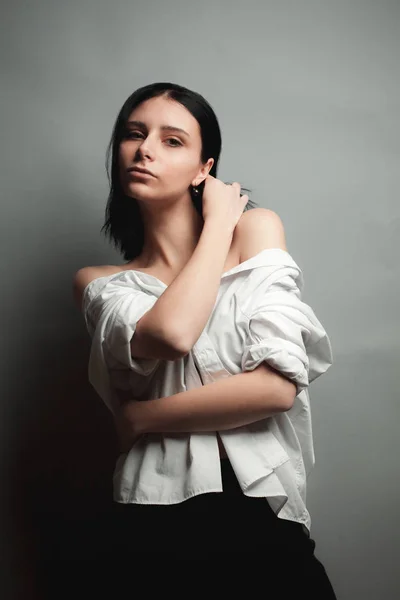 Jolie Jeune Femme Chemise Blanche Aux Épaules Nues Studio — Photo