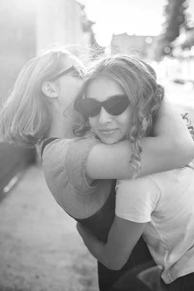 Dos Chicas Abrazándose Ciudad Blanco Negro — Foto de Stock