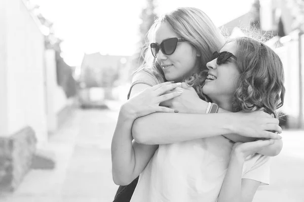 Due Ragazze Che Abbracciano Citta Bianco Nero — Foto Stock