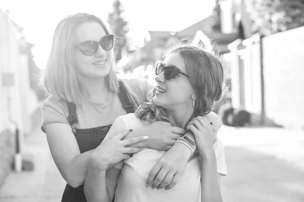 Due Ragazze Che Camminano Insieme Citta Bianco Nero — Foto Stock