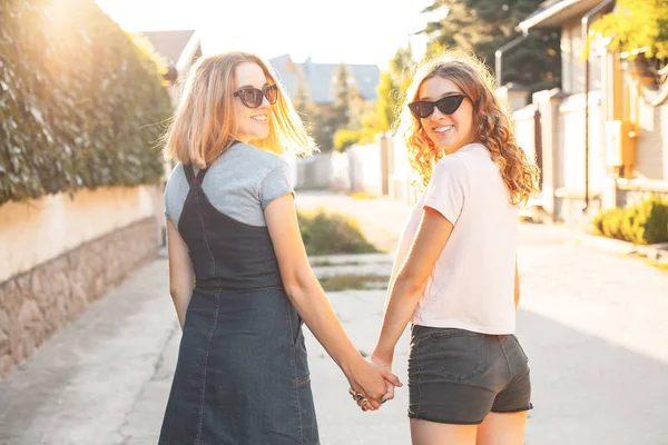 Zwei Mädchen Die Der Straße Gehen — Stockfoto