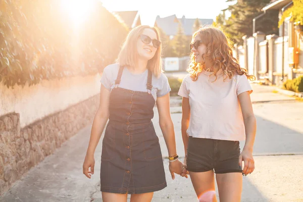 Zwei Mädchen Die Sonnenlicht Auf Der Straße Laufen — Stockfoto