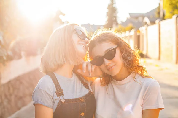 Duas Meninas Divertindo Cidade Sob Luz Sol Melhores Amigos — Fotografia de Stock