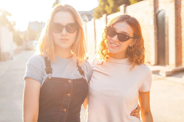 Две Девушки Ходят Улице Солнечным Светом Лучшие Друзья — стоковое фото