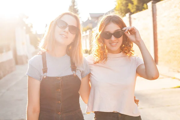 Deux Meilleurs Amis Passent Temps Ensemble Dans Rue Sous Soleil — Photo