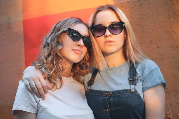 Dos Chicas Alegres Pie Cerca Pared Mejores Amigos —  Fotos de Stock