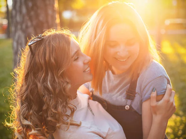 Dos Chicas Alegres Abrazándose Parque —  Fotos de Stock