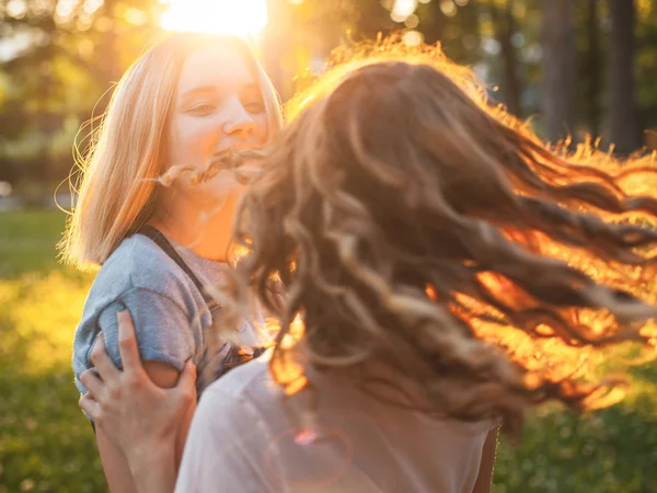 Deux Filles Drôles Tourbillonnent Dans Parc Coucher Soleil — Photo