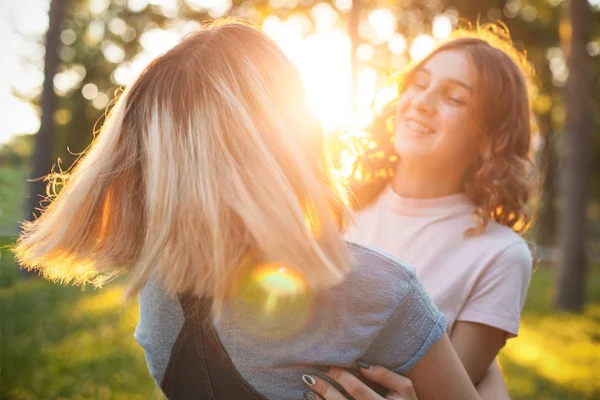 Dos Chicas Graciosas Giran Parque Atardecer Mejores Amigos —  Fotos de Stock