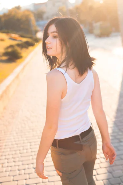 Hermosa Chica Caminando Por Ciudad —  Fotos de Stock