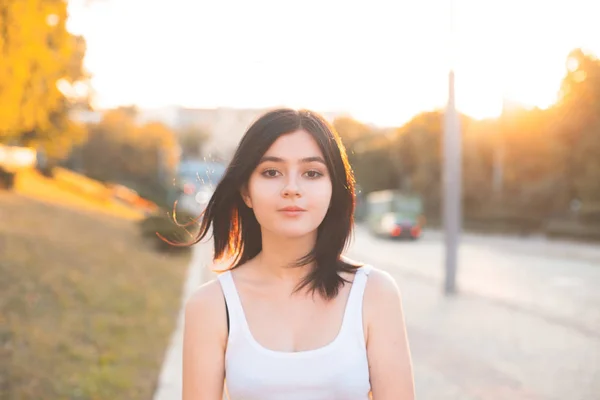 Schönes Mädchen Das Auf Der Straße Geht — Stockfoto