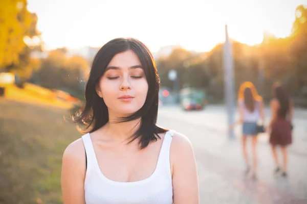 Belle Fille Marchant Dans Rue Coucher Soleil — Photo